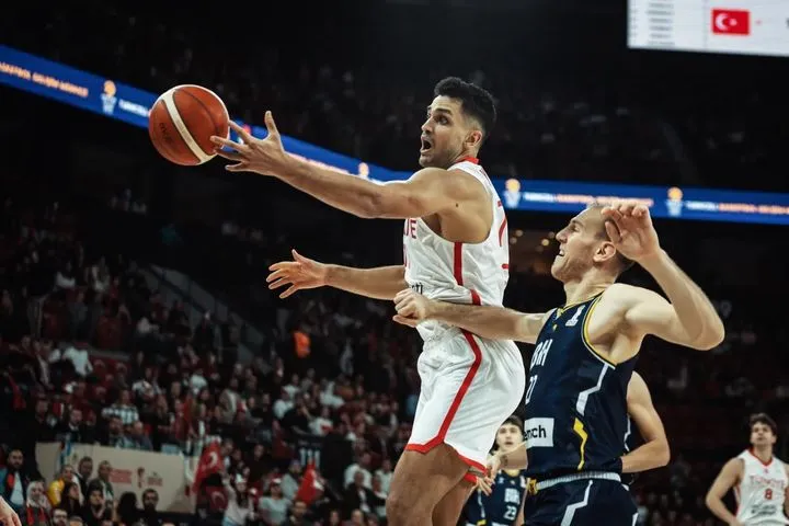 Η Τουρκία του Αταμάν ξεκίνησε με νίκη επί της Βοσνίας στα προκριματικά για το MundoBasket 2027: Αυτά έκανε ο Γιούρτσεβεν