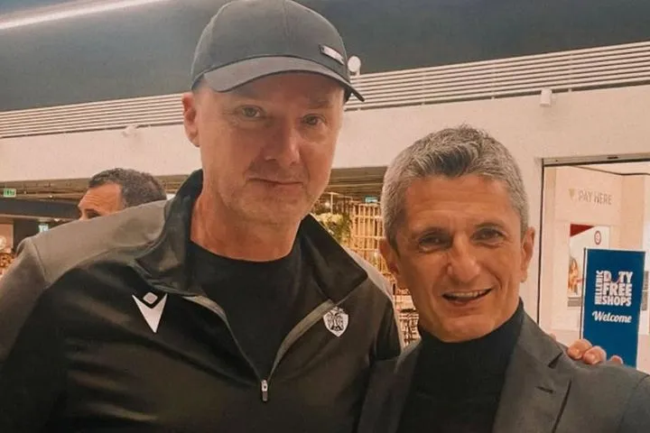 Το ασπρόμαυρο κλικ και η κοινή φωτογραφία με Λουτσέσκου και Ζντοβτς από το αεροδρόμιο "Μακεδονία"