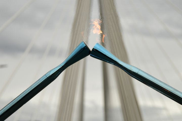 Οι υπέροχες εικόνες της Λαμπαδηδρομίας στη Γέφυρα Ρίου-Αντιρίου από ψηλά