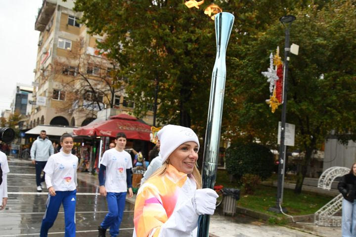 H Αντιγόνη Ντρισμπιώτη και ο Γιάννης Μπουρούσης Λαμπαδηδρόμοι στην Καρδίτσα