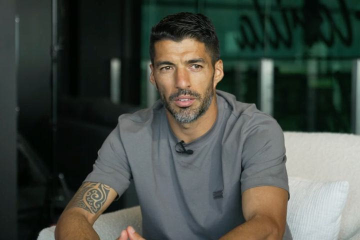 Συγκλονίζει ο Λουίς Σουάρες για τα σκληρά παιδικά του χρόνια: “Μεγάλωσα παλεύοντας για ένα πιάτο φαγητό, καθάριζα αυτοκίνητα και πουλούσα τηλεκάρτες”