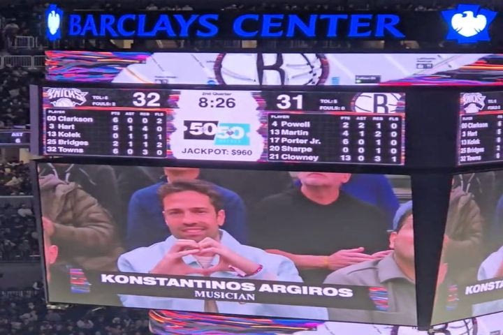 Ο Κωνσταντίνος Αργυρός παρακολούθησε αγώνα NBA και χειροκροτήθηκε από το κοινό