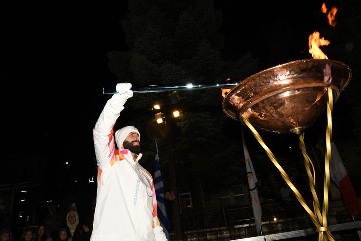 Ο χιονοδρόμος Γιάννης Αντωνίου άναψε το βωμό στο Καρπενήσι
