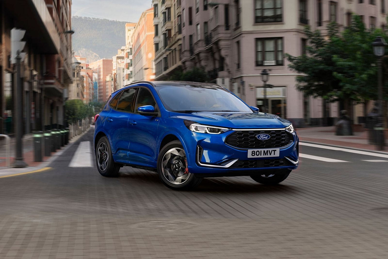 To υβριδικό Ford Kuga με τιμή 31.494 ευρώ- Χώροι μεσαίου SUV και ετήσιο κόστος χρήσης μικρού αυτοκινήτου.