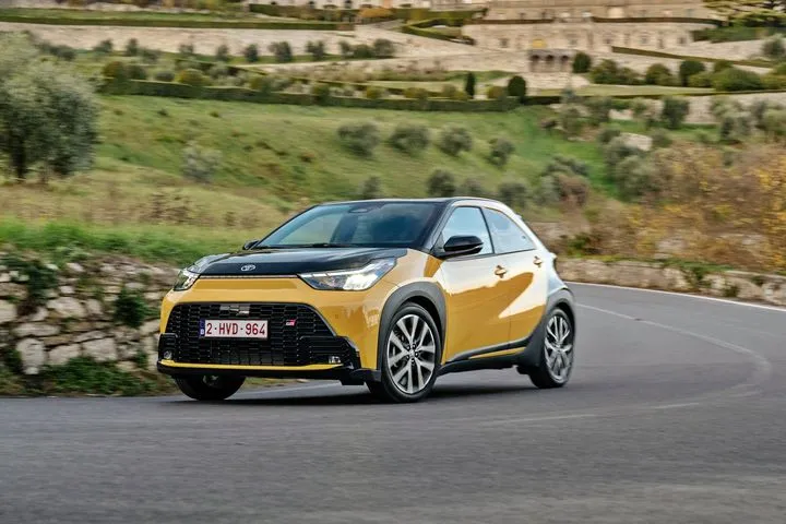 Οδηγούμε στην Τοσκάνη, το νέο υβριδικό A-SUV της Toyota- Αυτό είναι το Aygo Χ Hybrid με βασική τιμή κάτω από τα 20k