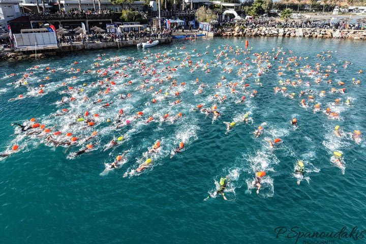 O 20ος Χειμερινός Διάπλους της Βουλιαγμένης απέδειξε και πάλι γιατί είναι κολυμβητικός θεσμός