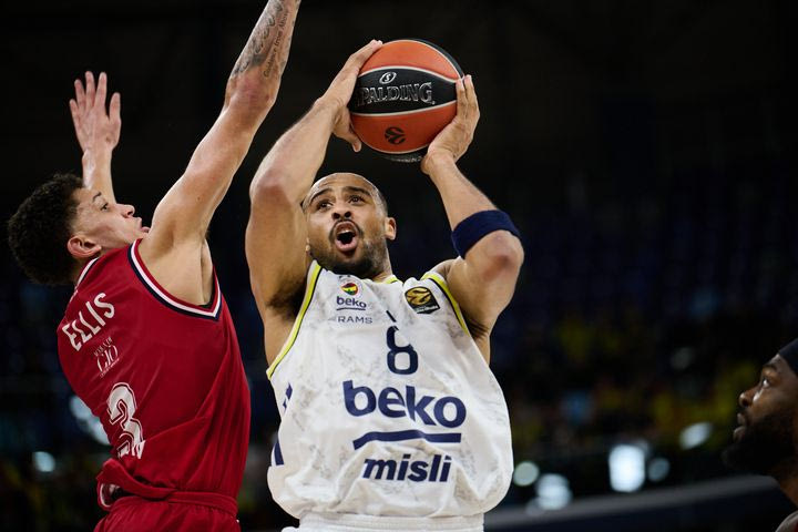 Αρμάνι – Φενέρμπαχτσε 72-87: Με οδηγούς τους Τάκερ και Κόλσον έφυγε με τον διπλό από το Μιλάνο