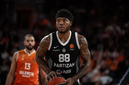 Η Παρτίζαν σαρώνει όλο τον κόσμο για να βρει τον αντικαταστάτη του Ταϊρίκ Τζόουνς