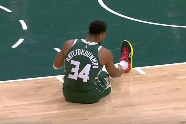 Ο Γιάννης Αντετοκούνμπο τραυματίστηκε στο Μπακς – Πίστονς και αποχώρησε στο τρίτο λεπτό