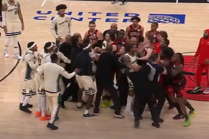 Ο Γιάννης Αντετοκούνμπο κάρφωσε, οι Μπουλς νευρίασαν και ακολούθησε σύρραξη στο Σικάγο