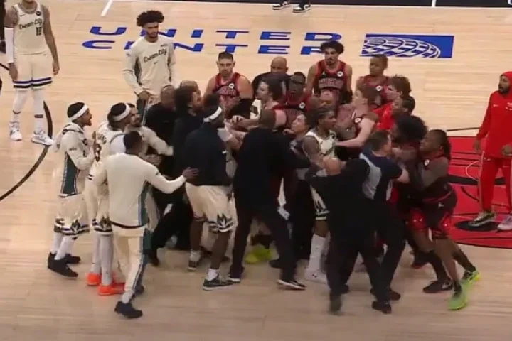 NBA: Τι ειπώθηκε ανάμεσα στον Γιάννη Αντετοκούνμπο και στον Βούτσεβιτς, μετά το κάρφωμα του Greek Freak