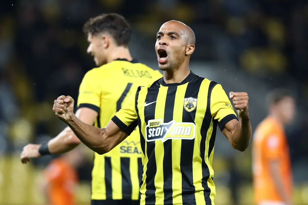 Εξαιρετική συνεργασία από τους παίκτες της ΑΕΚ, ο Ζοάο Μάριο έσπρωξε τη μπάλα στα δίχτυα για το 2-0