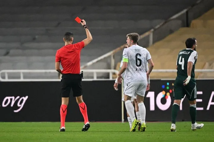 Με 10 παίκτες η Πλζεν: Ο Γεμέλκα είδε δεύτερη κίτρινη κάρτα για επικίνδυνο μαρκάρισμα στον Τετέ και αποβλήθηκε