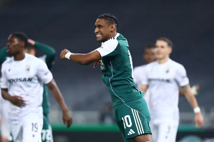 Ξεχασμένος από την άμυνα της Βικτόρια Πλζεν ο Τετέ, όμως το σουτ του Βραζιλιάνου θα περάσει άουτ