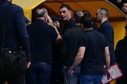 Φραστικό επεισόδιο με οπαδό και Μπαρτζώκα στο ημίχρονο του Περιστέρι - Ολυμπιακός