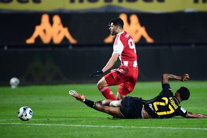 Άρης – Ολυμπιακός: Ο Φαντιγκά δέχθηκε κόκκινη για μαρκάρισμα στον Ταρέμι και επήλθε αριθμητική ισορροπία, η απόφαση δόθηκε μετά από on-field review