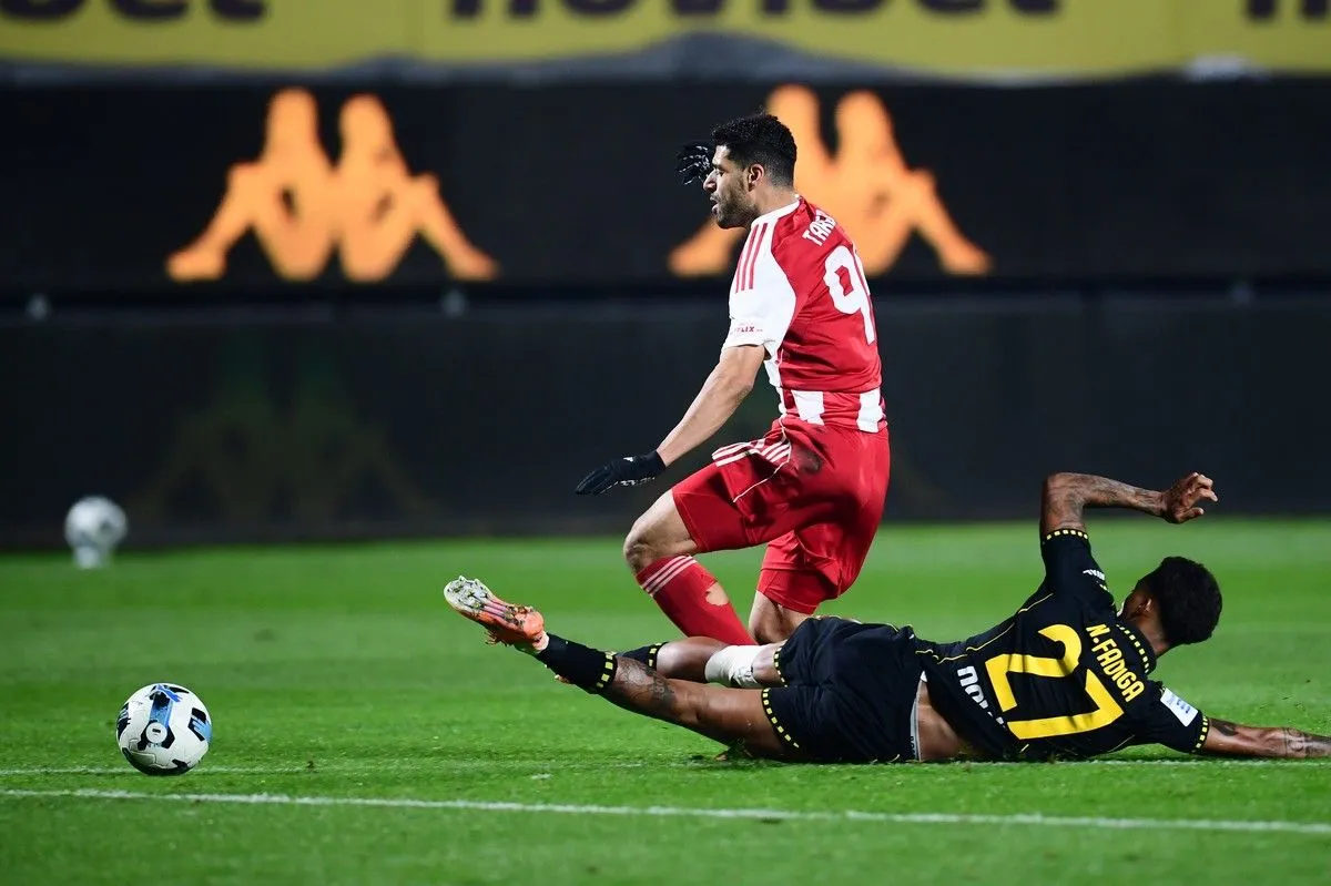 Άρης – Ολυμπιακός: Ο Φαντιγκά δέχθηκε κόκκινη για μαρκάρισμα στον Ταρέμι και επήλθε αριθμητική ισορροπία, η απόφαση δόθηκε μετά από on-field review