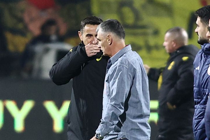 Άρης – Ολυμπιακός: Μεντιλίμπαρ και Χιμένεθ έφυγαν αγκαλιασμένοι για τα αποδυτήρια μετά το τέλος της αναμέτρησης