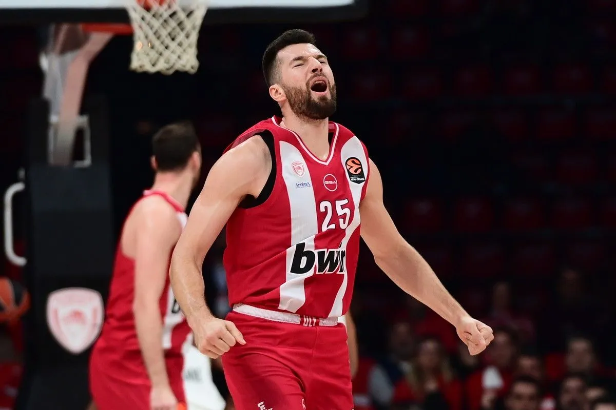 Ξέσπασε ο Πίτερς μετά το πρώτο εύστοχο τρίποντό του και αποθεώθηκε από τον κόσμο του Ολυμπιακού