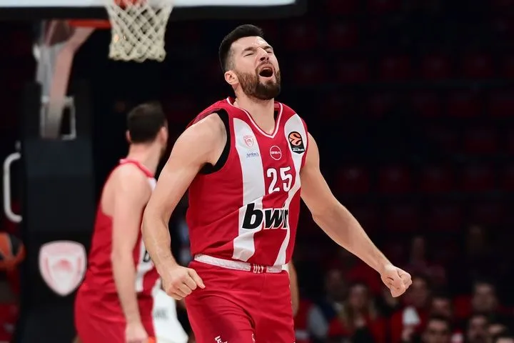 Ξέσπασε ο Πίτερς μετά το πρώτο εύστοχο τρίποντό του και αποθεώθηκε από τον κόσμο του Ολυμπιακού