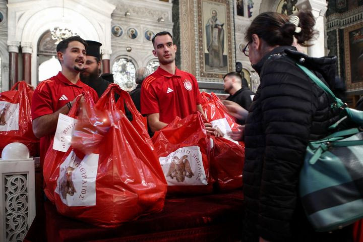 Ολυμπιακός: Η ερυθρόλευκη ΠΑΕ ενίσχυσε με τρόφιμα και είδη πρώτης ανάγκης τη Μητρόπολη Πειραιά