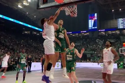 Ο Κόλιν Μάλκολμ έβγαλε μία από τις φάσεις της σεζόν στη EuroLeague, με καρφωματάρα στο Παναθηναϊκός - Χάποελ Τελ Αβίβ