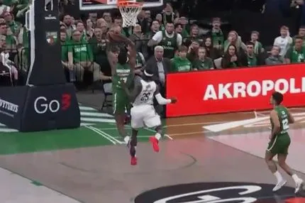 Σκληρό φάουλ του Κέντρικ Ναν, γκρέμισε τον Μόουζες Ράιτ που βρισκόταν στον αέρα