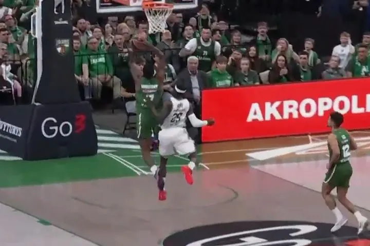 Σκληρό φάουλ του Κέντρικ Ναν, γκρέμισε τον Μόουζες Ράιτ που βρισκόταν στον αέρα