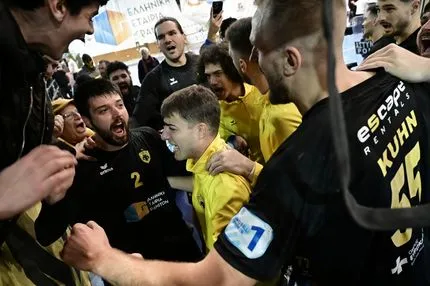 Το γκολ του Αραμπατζή που ξέρανε τον ΠΑΟΚ και έστειλε την ΑΕΚ στα ημιτελικά του Κυπέλλου Χάντμπολ Ανδρών