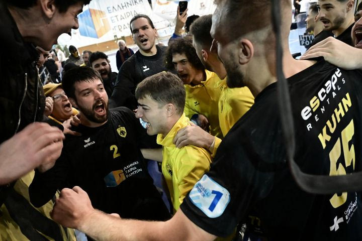 Το γκολ του Αραμπατζή που ξέρανε τον ΠΑΟΚ και έστειλε την ΑΕΚ στα ημιτελικά του Κυπέλλου Χάντμπολ Ανδρών