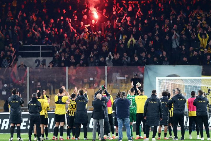 ΑΕΚ: Η γιορτή των παικτών με τον κόσμο μετά τη νίκη με τον ΟΦΗ και οι αντιδράσεις του πάγκου κατά τη διάρκεια του αγώνα