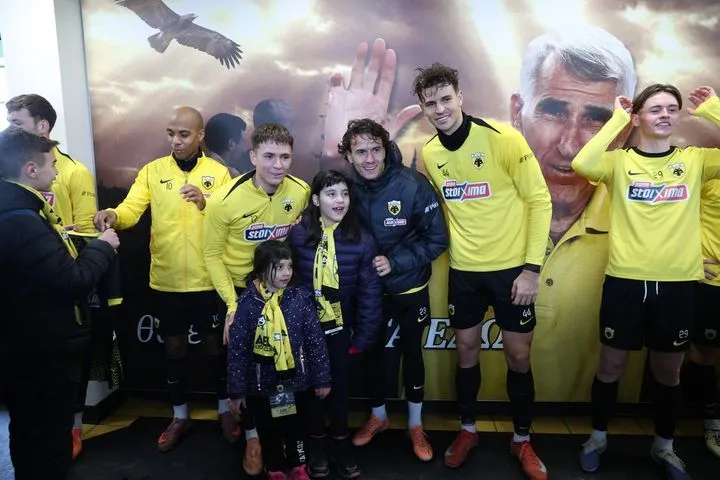 ΑΕΚ: Το VIDEO από το εορταστικό φιλικό στα Σπάτα, τα δώρα στα παιδιά και τα αυτόγραφα από τους παίκτες