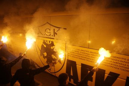 "Κάηκε η Νέα Φιλαδέλφεια": Οι φίλαθλοι της ΑΕΚ υποδέχθηκαν την αποστολή της ομάδας με πυρσούς