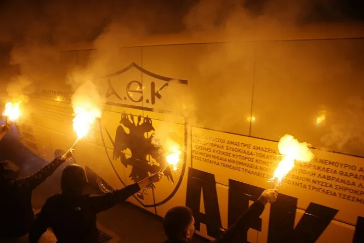 ΑΕΚ: Οι φίλαθλοι της Ένωσης υποδέχθηκαν την αποστολή της ομάδας με πυρσούς