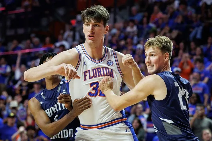 Ο Ολίβιε Ριού, ο ψηλότερος έφηβος στον κόσμο, έγινε ο ψηλότερος παίκτης που σκόραρε στο NCAA