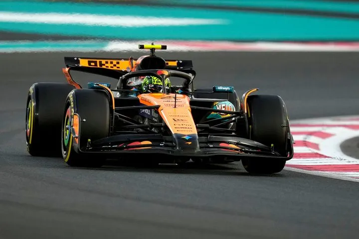 O Νόρις σε φόρμα στο Άμπου Ντάμπι, έμεινε στην κορυφή στο FP2 -“Θολή” η εικόνα για Φερστάπεν, Πιάστρι