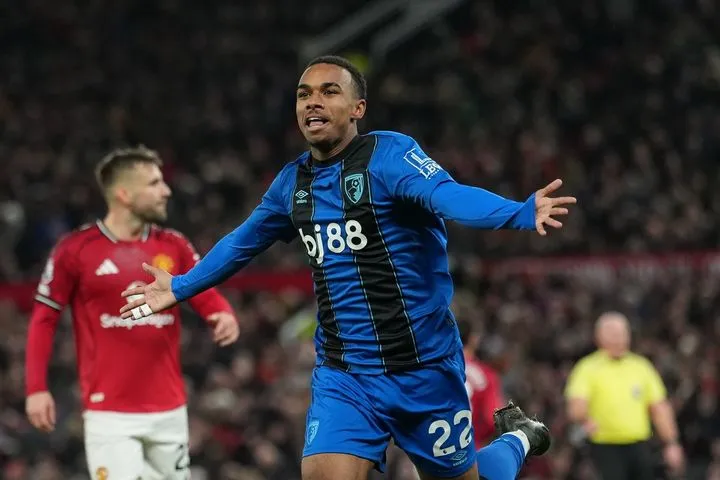 Μάντσεστερ Γιουνάιτεντ – Μπόρνμουθ 4-4: Ματς-έπος στο Ολντ Τράφορντ με οκτώ γκολ και σωτήρα τον Λάμενς στο τέλος για τους κόκκινους διαβόλους