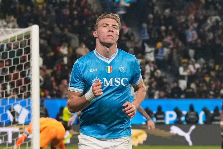 Ο Χόιλουντ "καθάρισε" για τη Νάπολι και την κράτησε σε τροχιά κορυφής