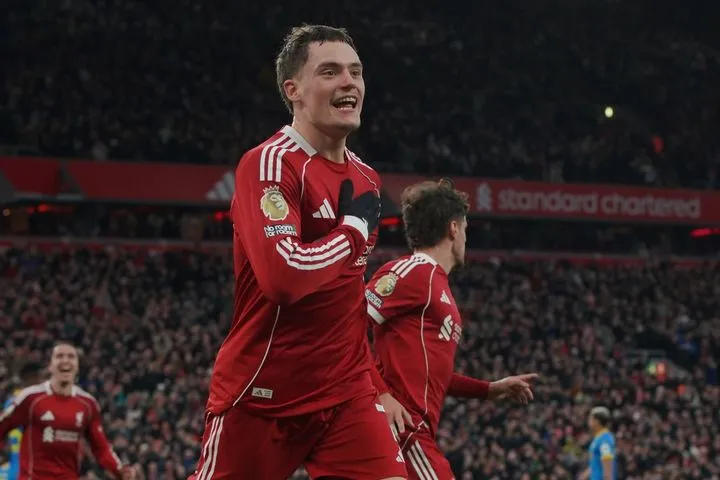 Premier League: Έπιασε τετράδα η Λίβερπουλ με το πρώτο γκολ του Βιρτς, τρίποντο κορυφής της Άρσεναλ κόντρα στην Μπράιτον του Κωστούλα