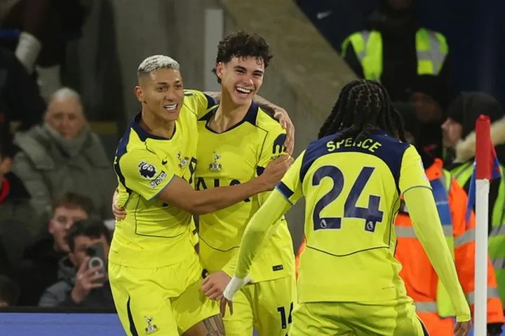 Ο 19χρονος Άρτσι Γκρέι υπέγραψε το διπλό της Τότεναμ επί της Κρίσταλ Πάλας