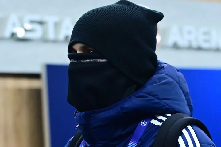 Καϊράτ – Ολυμπιακός: Η άφιξη της ερυθρόλευκης αποστολής στην παγωμένη Astana Arena, φωτογραφίες και VIDEO