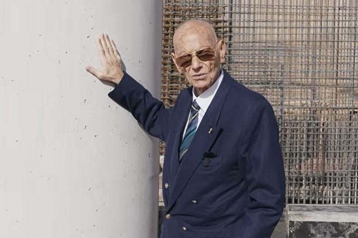 Συγκινεί ο Αντώνης Αντωνιάδης, αγγίζοντας μία από τις κολόνες στο νέο γήπεδο του Παναθηναϊκού: “Να με έχει ο Θεός καλά να το προλάβω”