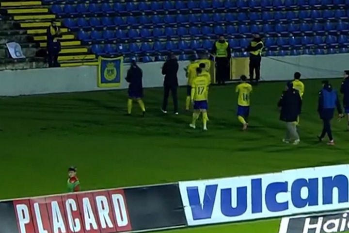 Ο απόλυτος σεβασμός: Οι παίκτες της Αρούκα πήγαν και αγκάλιασαν τον μοναδικό οπαδό που ταξίδεψε 900 μίλια για να τους δει εκτός έδρας