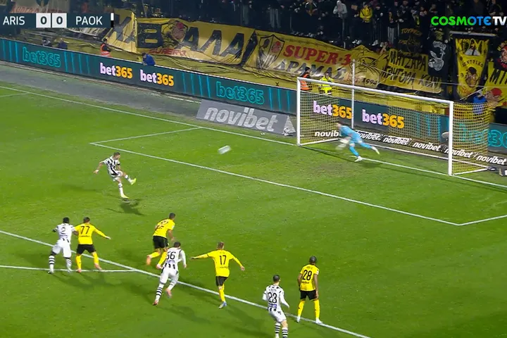 Ο Αθανασιάδης απέκρουσε το πέναλτι του Ντεσπόντοβ, που δόθηκε μετά από on-field review, και κράτησε το Άρης – ΠΑΟΚ στο μηδέν