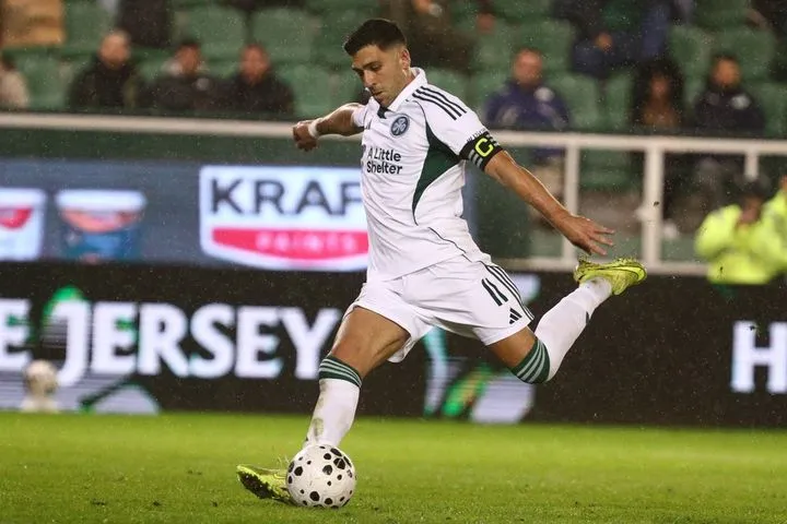 Ο Μπακασέτας εκτέλεσε εύστοχα το πέναλτι που κέρδισε ο Ίνγκασον και ο Παναθηναϊκός έκανε το 1-0