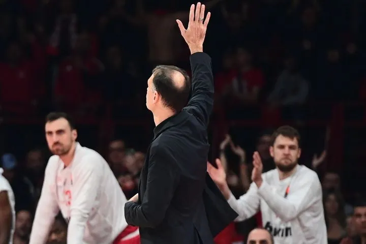 Ολυμπιακός: Αποθεώθηκε ο Μπαρτζώκας από τον κόσμο στην είσοδό του στην αρένα του ΣΕΦ