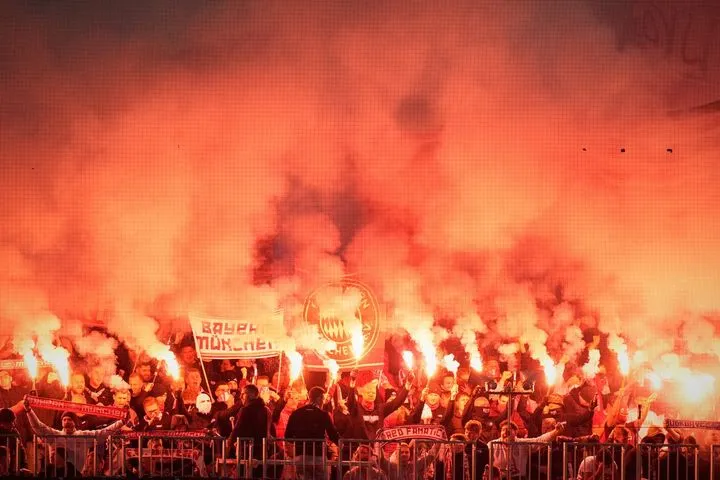Η ομίχλη στην Allianz Arena από τα καπνογόνα των οπαδών της Μπάγερν