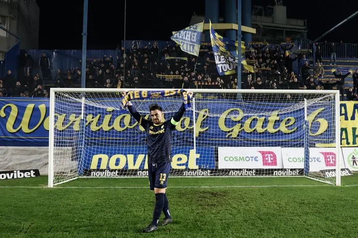 Παναιτωλικός: Η απόλυτη αποθέωση για τον Τσάβες από τον κόσμο του Τιτόρμου στο πιθανόν τελευταίο του εντός έδρας ματς