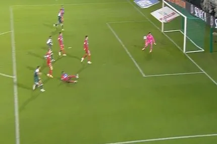 Ο Ντέσερς με υπέροχη ατομική ενέργεια και τελείωμα έκανε το 1-0 για τον Παναθηναϊκό