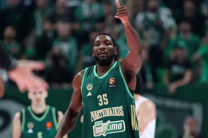 Ο Φαρίντ πήρε φόρα και κάρφωσε με μίσος στο καλάθι της Χάποελ